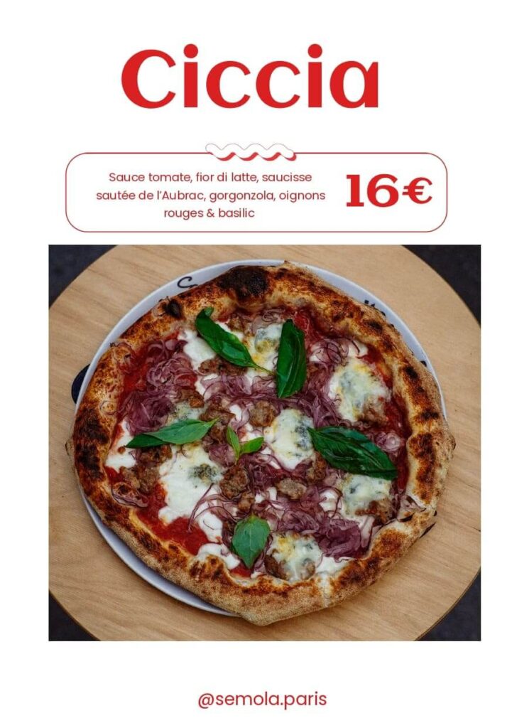 Pizza Ciccia de Semola Pizzeria à Paris, avec sauce tomate, fior di latte, saucisse sautée de l’Aubrac, gorgonzola, oignons rouges et basilic frais.
