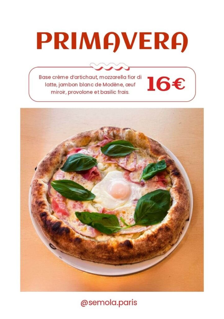 Pizza Primavera de Semola Pizzeria à Paris, avec crème d’artichaut, mozzarella fior di latte, jambon blanc de Modène, œuf miroir, provolone et basilic frais.