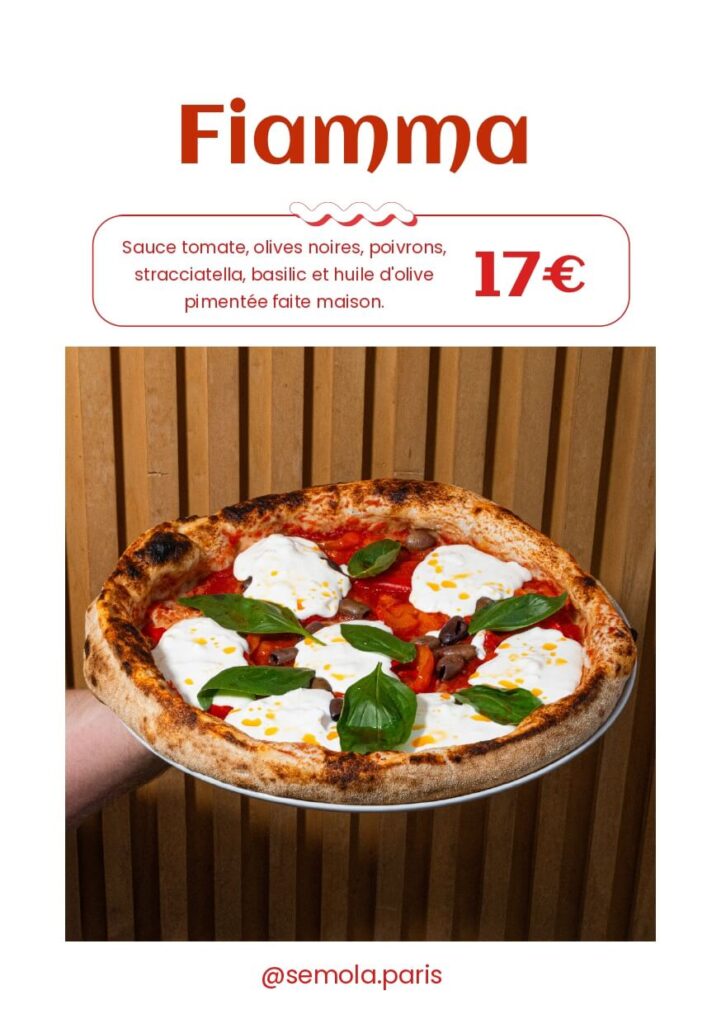 Pizza Fiamma de Semola Pizzeria à Paris, avec sauce tomate, olives noires, poivrons, stracciatella, basilic et huile d’olive pimentée maison.